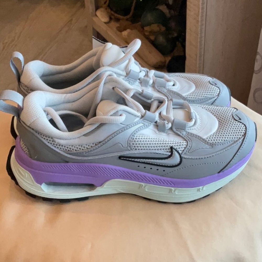 Nike Air Max Bliss Women’s Running Sneaker, Size 5 - Picture 2 of 9